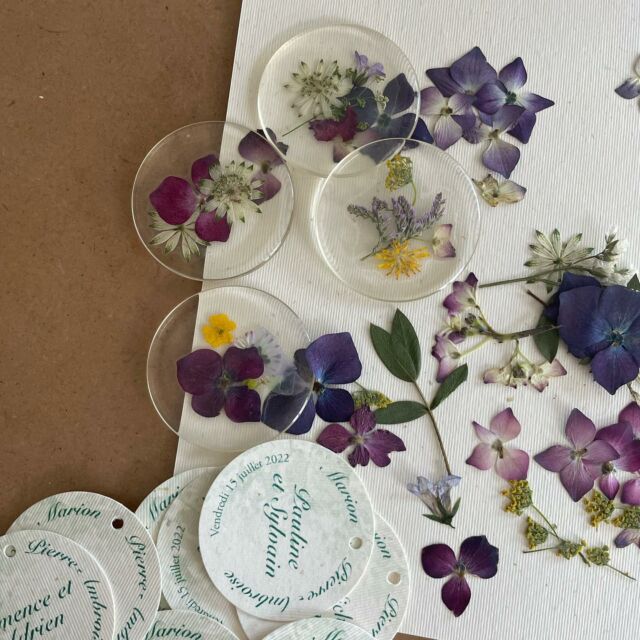 Demande spéciale pour un mariage autour de fleurs séchées en porte clés 🌻

#mariage #fleurs #porteclé #amour #personnalisation #crealys