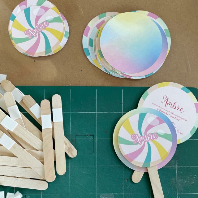 Invitations pour un baptême, création sur mesure façon sucette 🍭

#creation #bapteme #rainbow #creative #personnalisation #idee #passion #enfance #bonbon #crealys